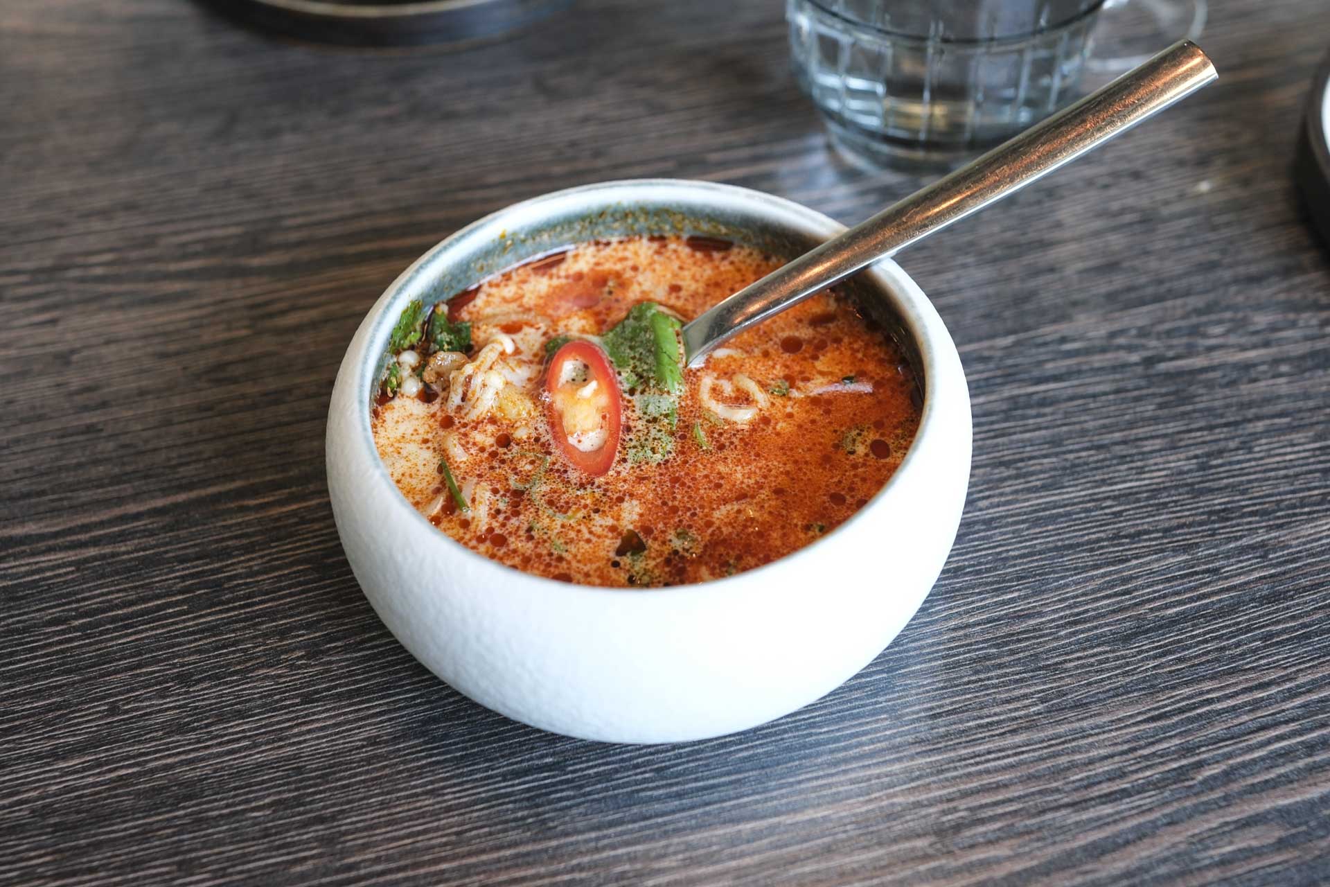 Tom tam goong suppe efter familiens egen opskrift hos A+ Siam Sushi på Aarhus Ø