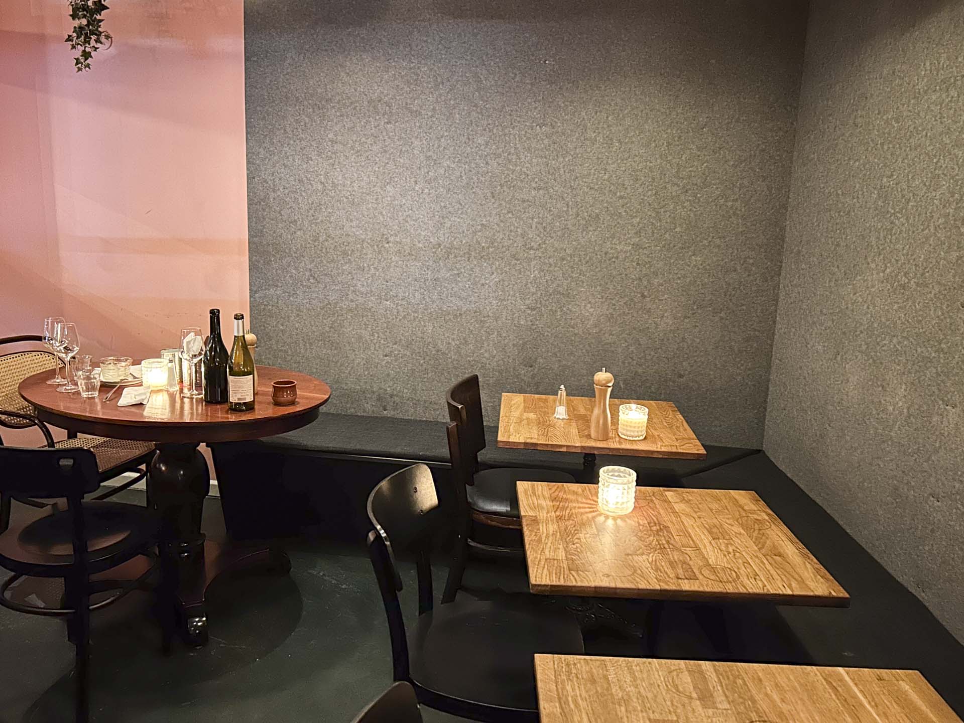 Indretningen lugter at minimalisme hos Ugly Pastabar i Århus.
