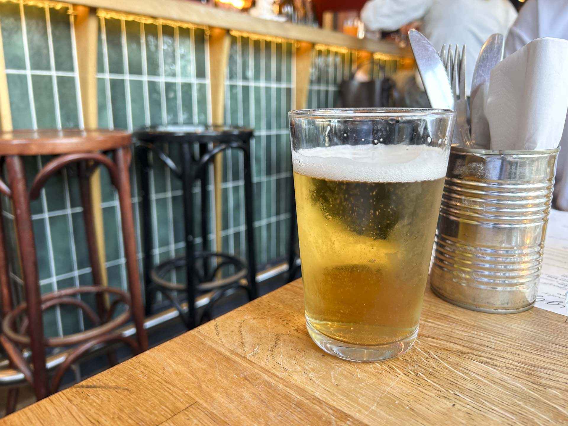 Et glas øl hos Ugly Pastabar ved åen I Aarhus C