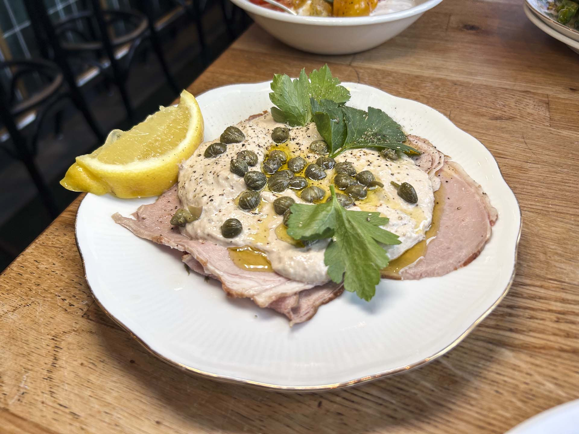 Vitello. Serveringen var fint saltet, men efterlod lige den sidste ansjos-umami tilbage at ønske.