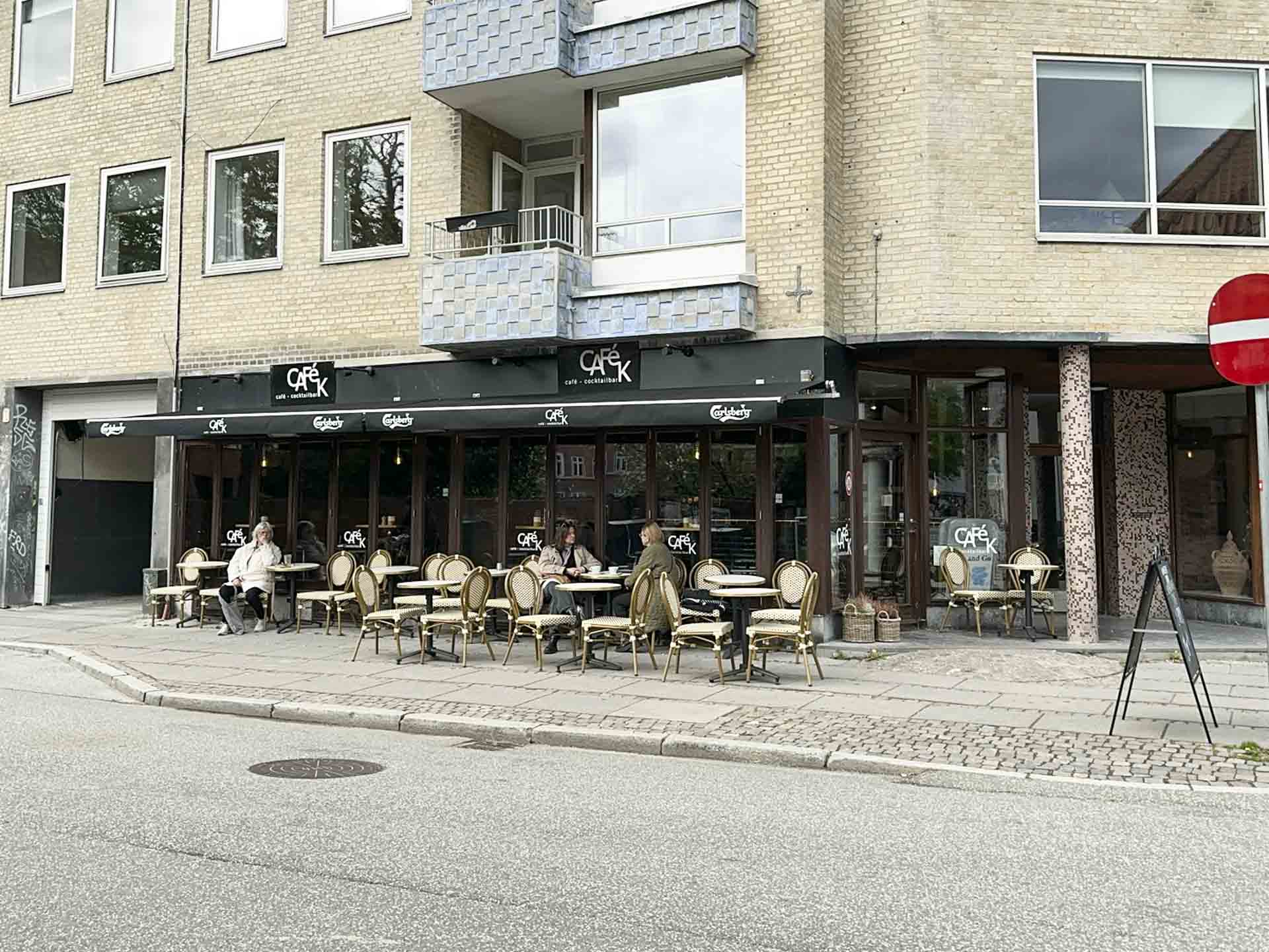 Café K i Aarhus C med udsigt fra Klostergade
