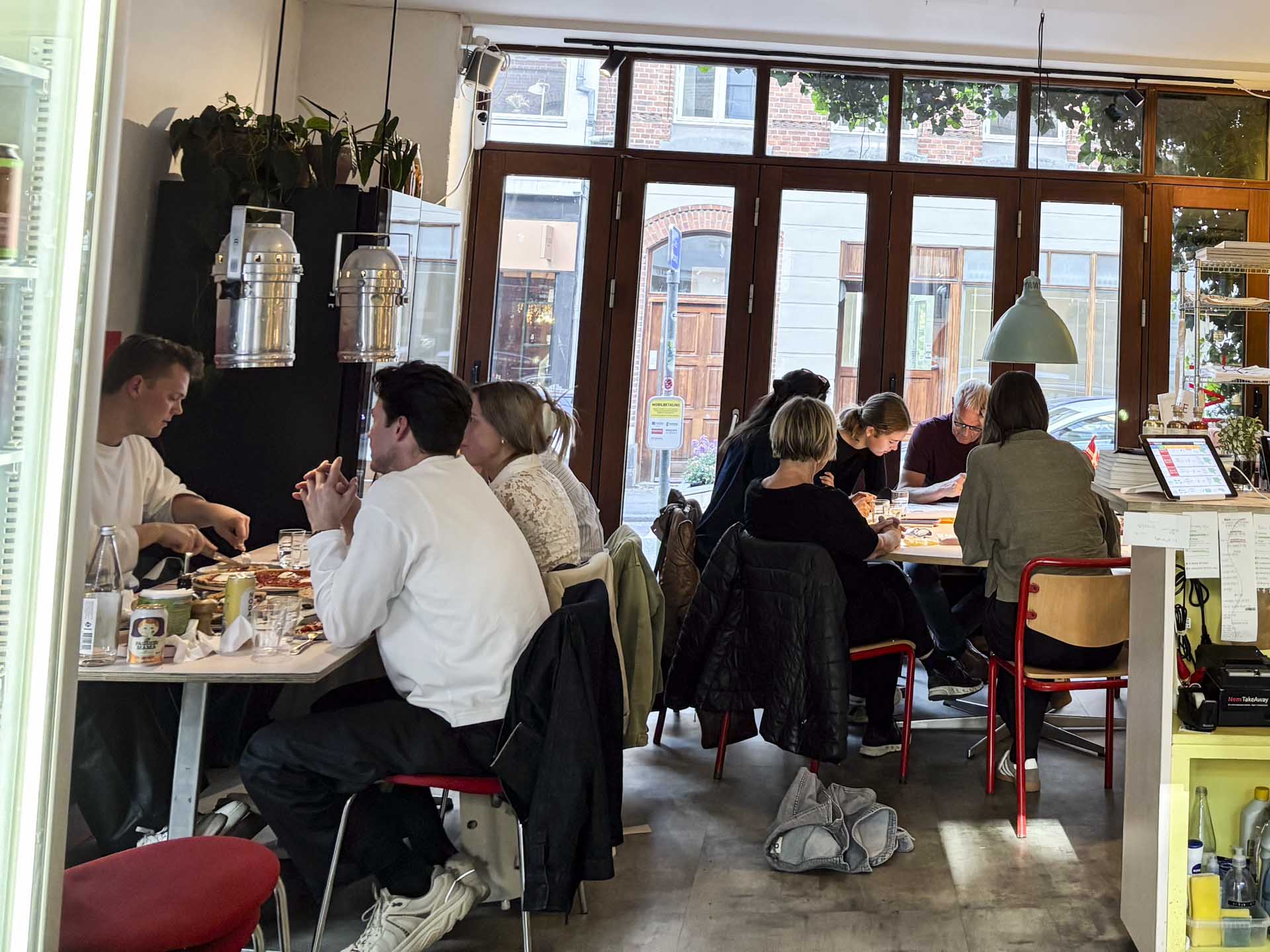 Gæster hos Il Locale i Guldsmedgade.
