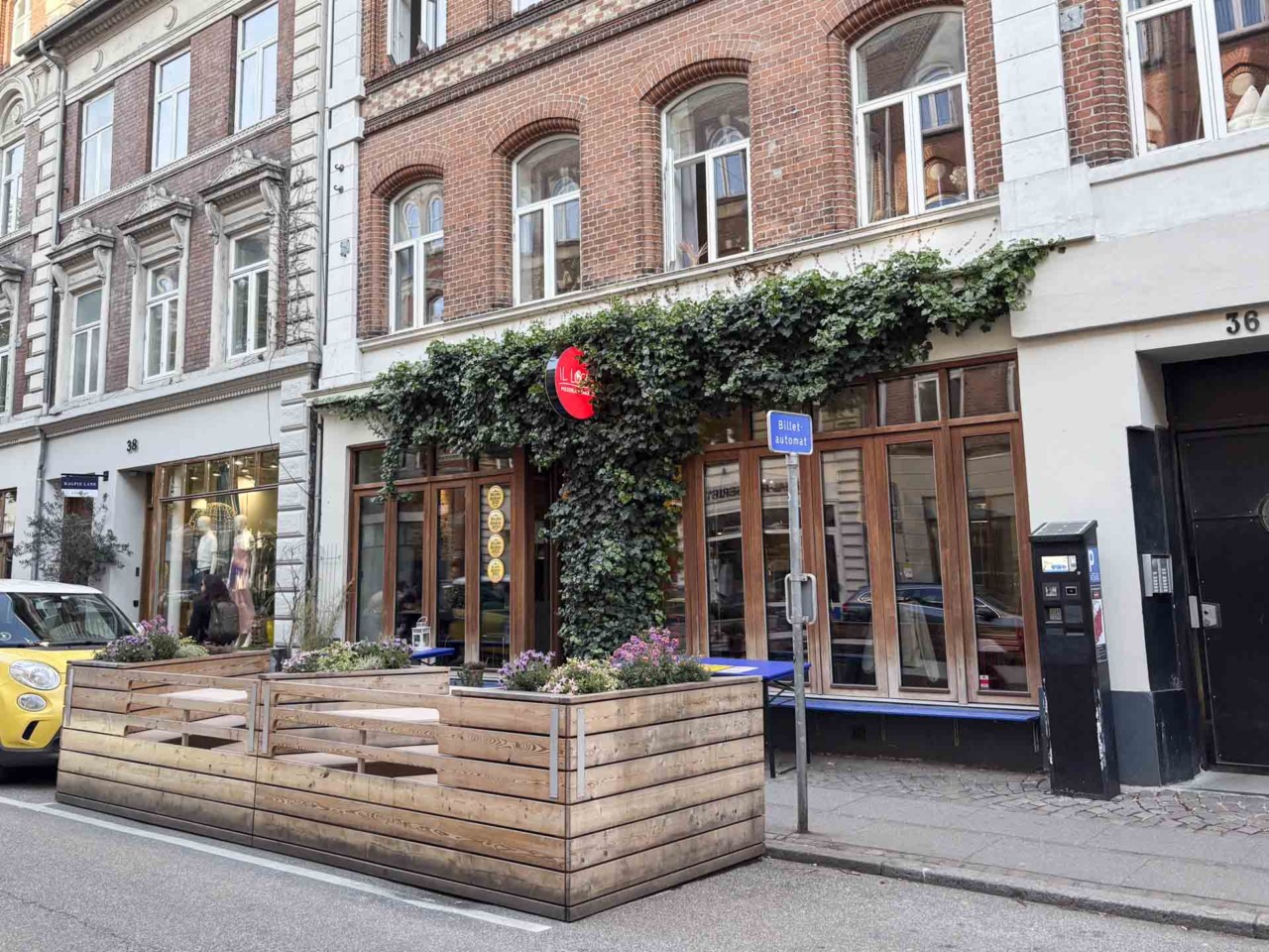 Il Locale i Guldsmedgade set udefra gaden af.