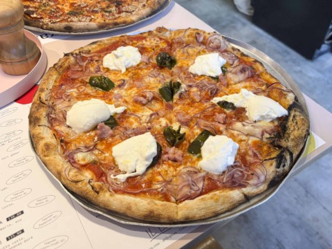 Endnu en pizza hos Il Locale i Guldsmedgade.