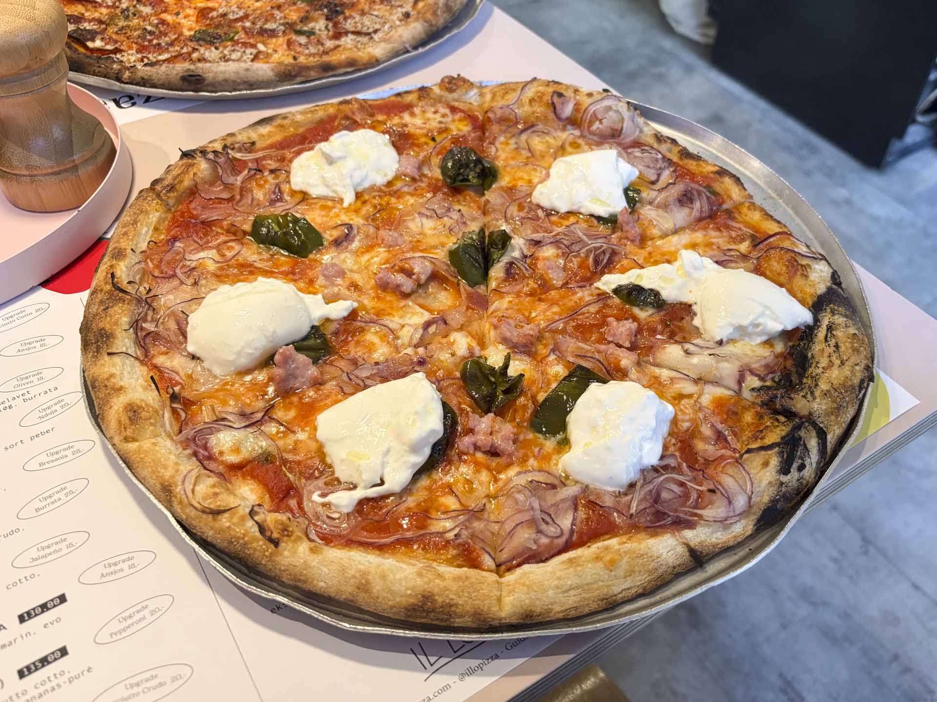Endnu en pizza hos Il Locale i Guldsmedgade.