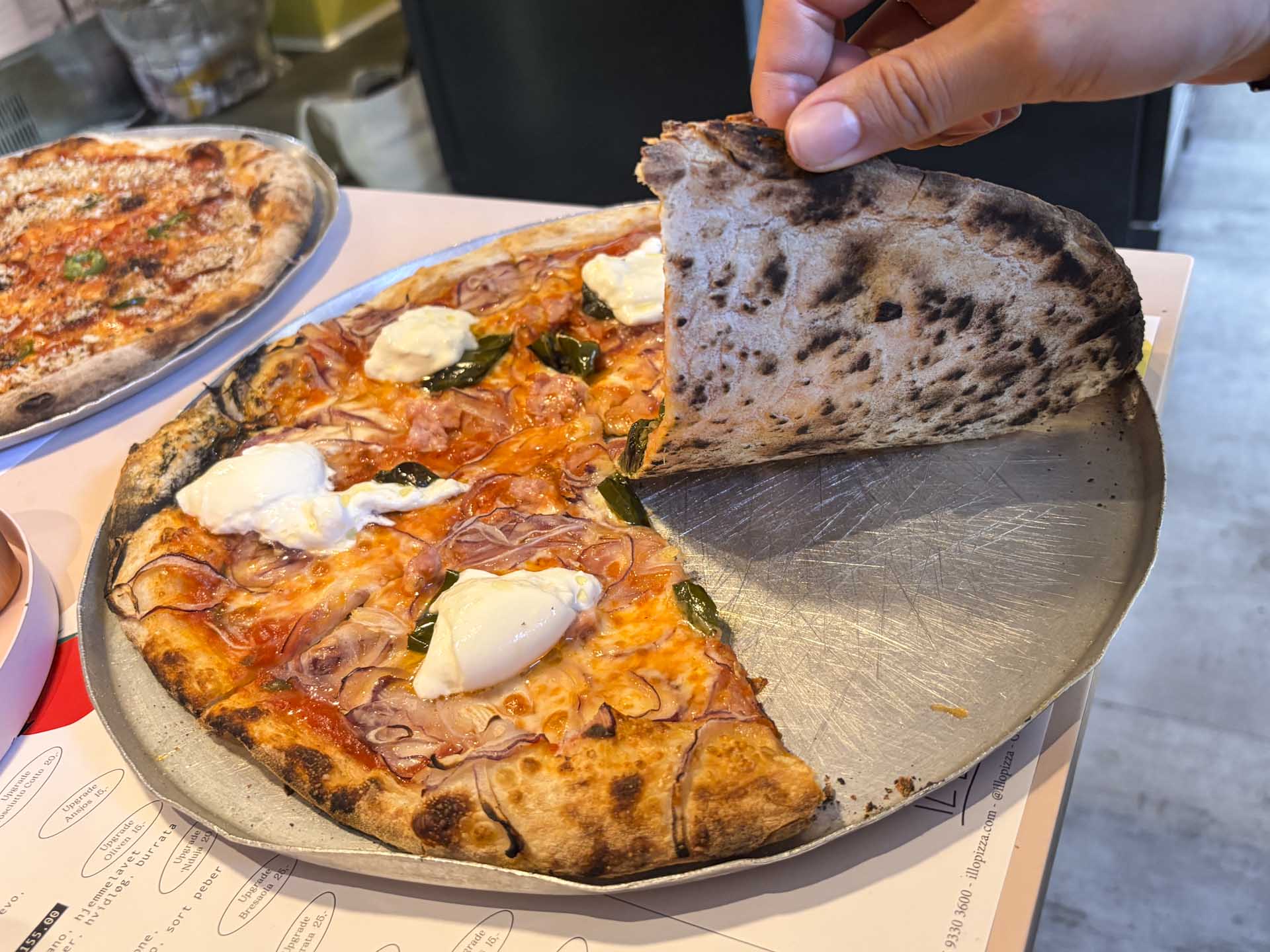 Sådan ser bunden ud på den ene pizza hos Il Locale i Guldsmedgade.