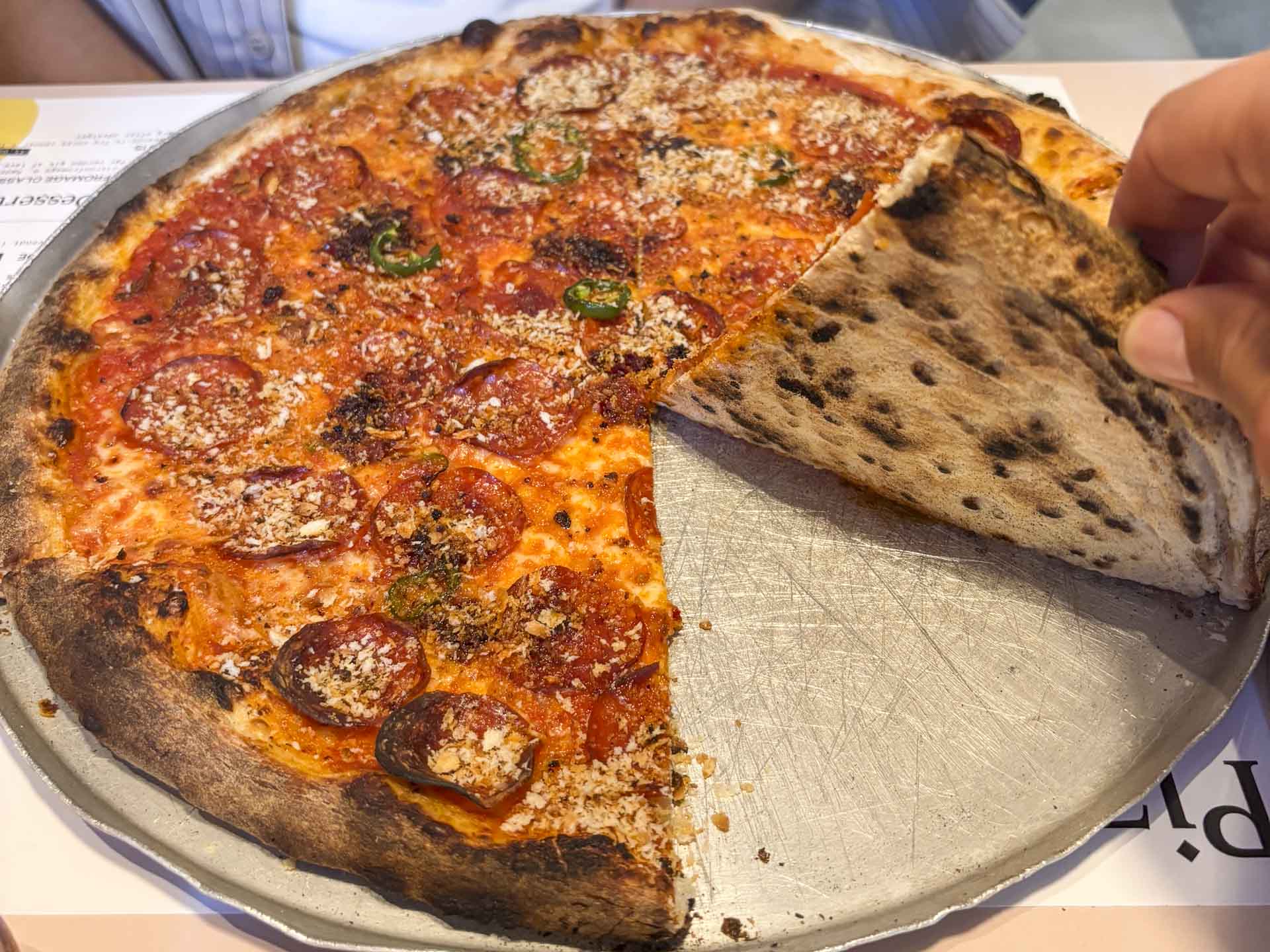 Test af en pizzabund hos Il Locale i Guldsmedgade.