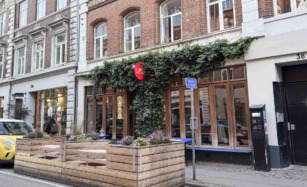 Il Locale i Guldsmedgade set udefra gaden af.