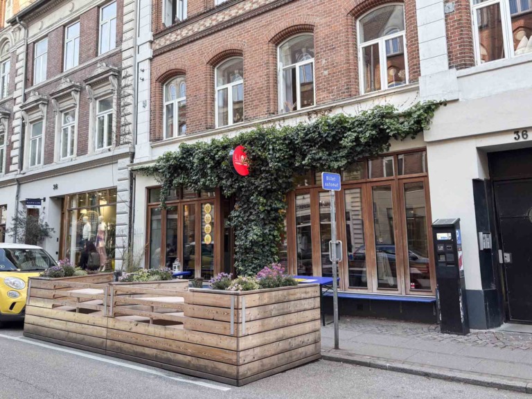 Il Locale i Guldsmedgade set udefra gaden af.