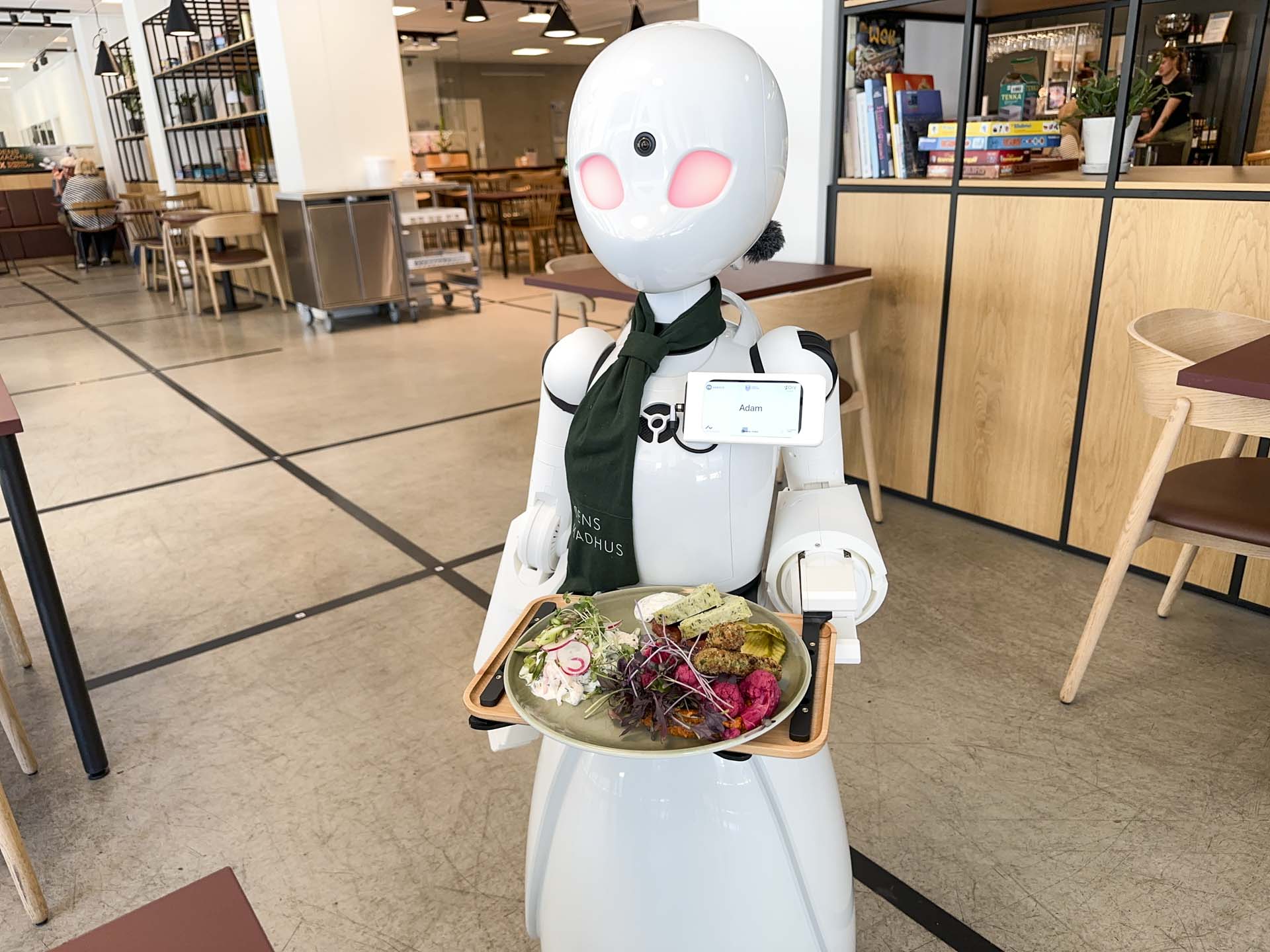 Serveringsrobot hos Bunshin Robotcafé.