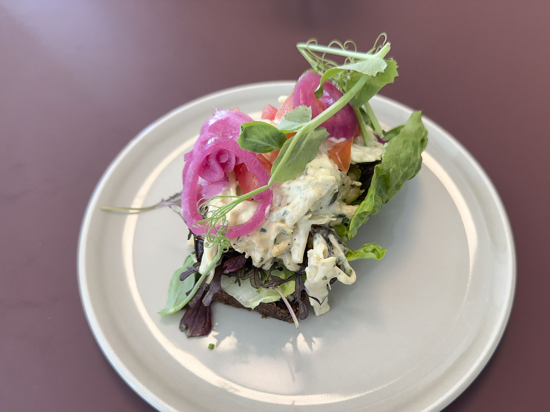 Et stykke smørrebrød med hønsesalat hos Øens Madhus.