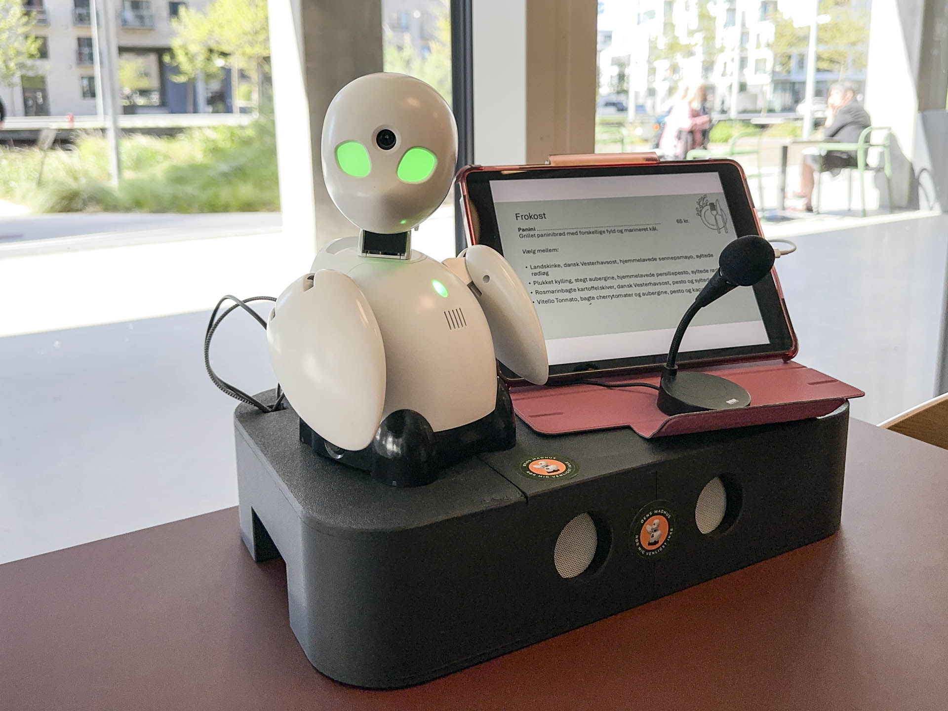 Her er en robot hos Bunshin Robotcafé