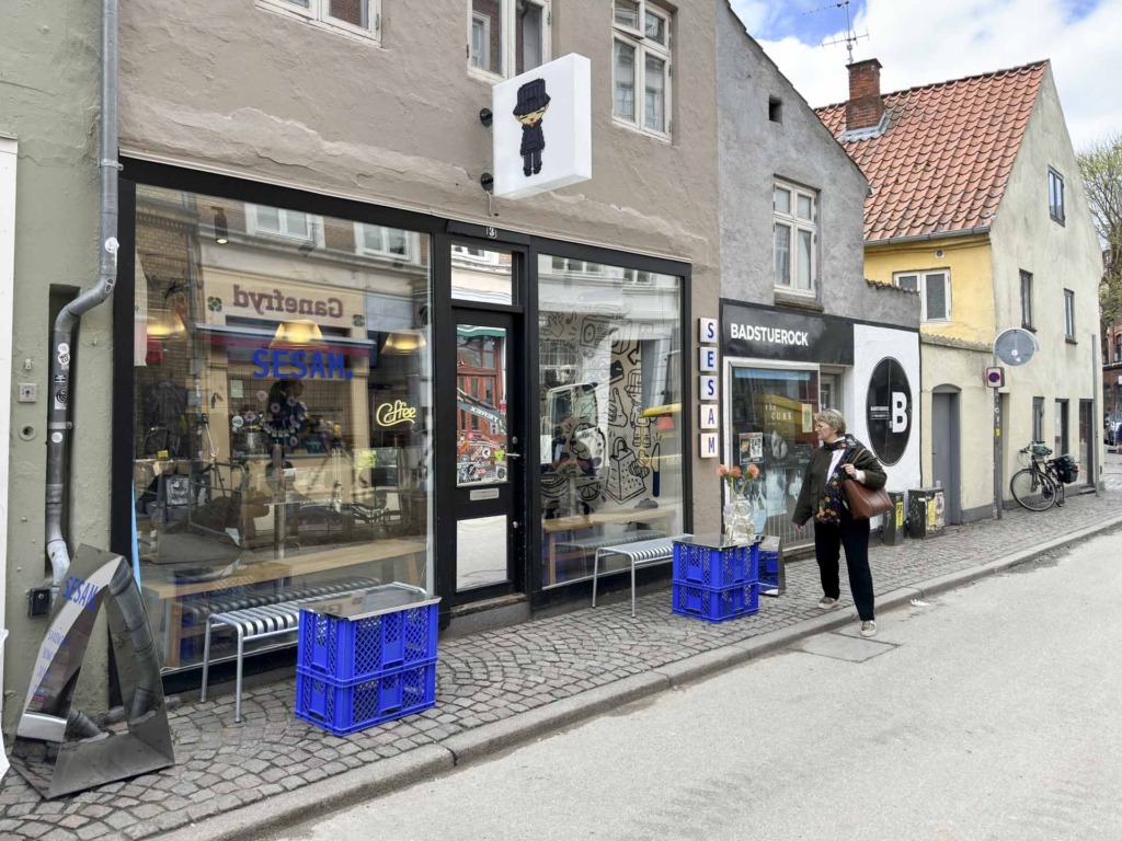 Sesam i Klostergade i Aarhus C set udefra gaden af.