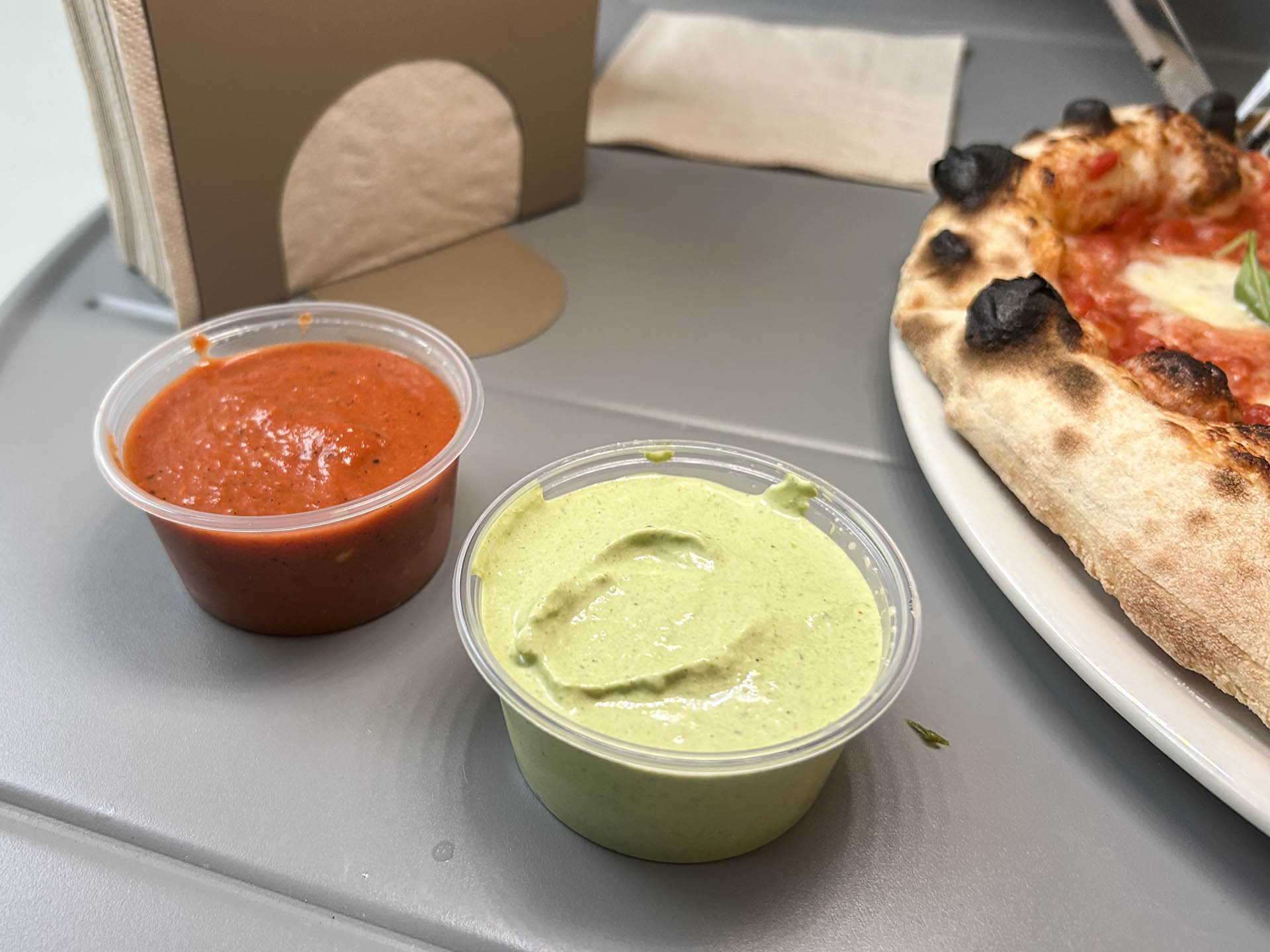 Foruden pizzaerne fik vi et par crustdips, begge til 20 kr.