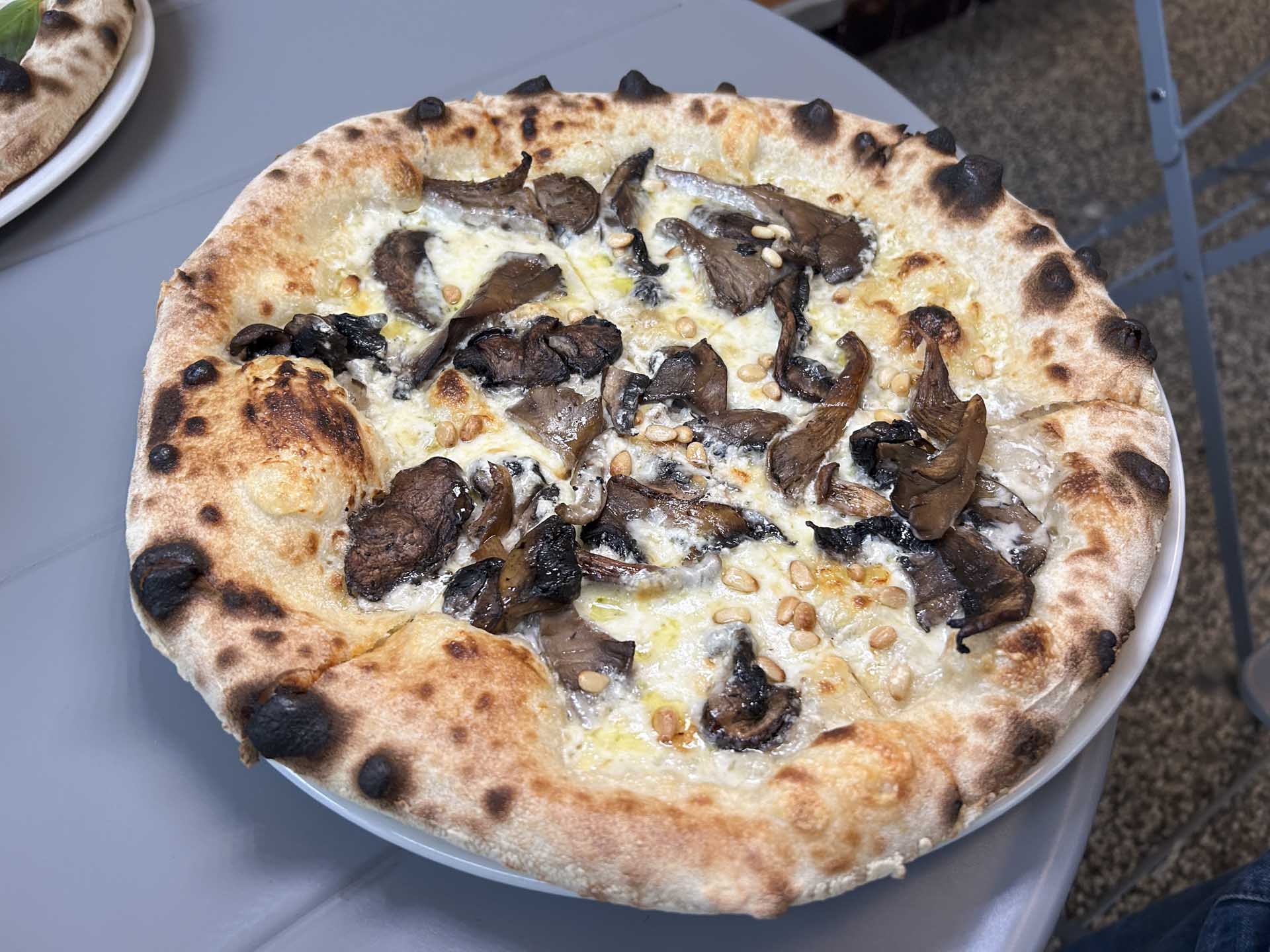 Pizza med portobello med trøffelolie som løftede med det sidste, uden at det tog overstyring, og sammen med det sprøde og perfekt afbagte brød blev resultatet en fænomenalt god hvid pizza.