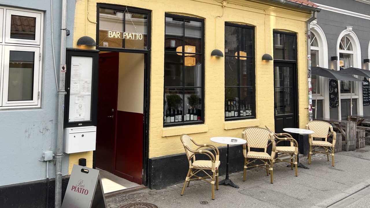 Indgangen til Bar Piatto i Mejlgade.