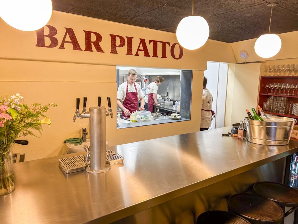 Et kig indtil det åbne køkken hos Bar Piatto i Mejlgade