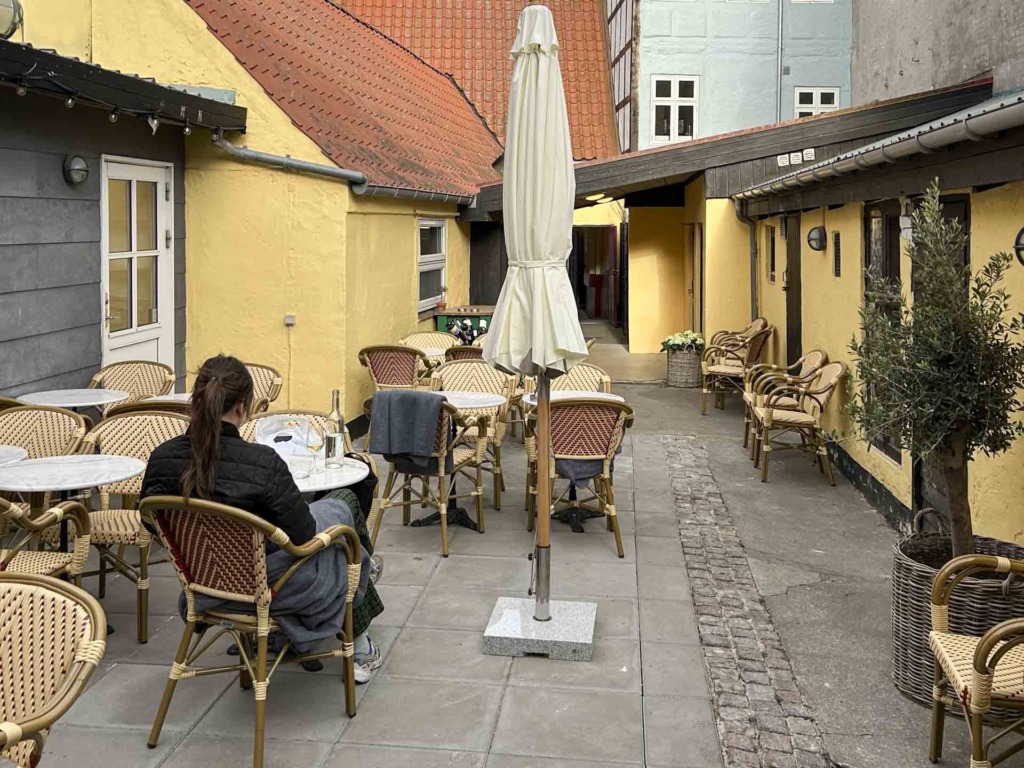 Gårdhaven hos Bar Piatto i Mejlgade.
