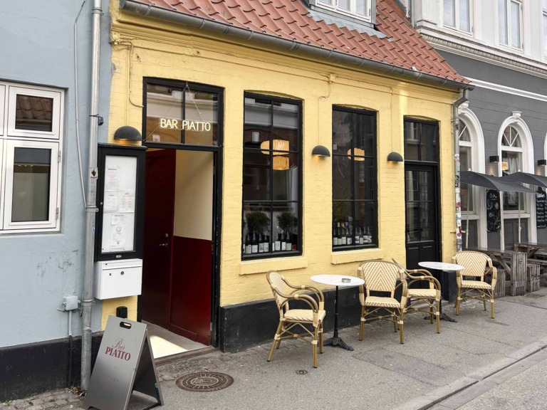 Bar Piatto i Mejlgade i Aarhus set udefra.
