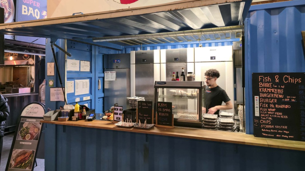 Betjening hos Danyar Fish & Chips i Aarhus Street Food
