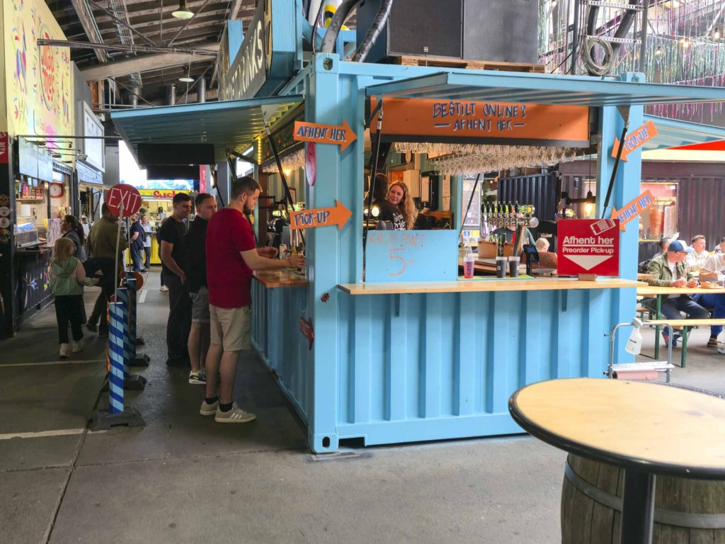 Der altid mennesker hos Den Blå Bar i Aarhus Street Food.