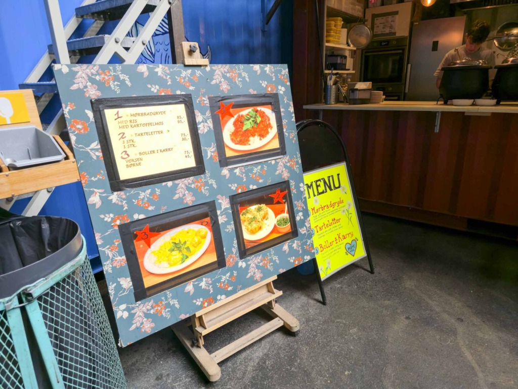 Tre retter på en kort foran Mormors Køkken på Aarhus Street Food