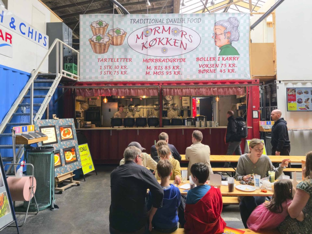 Kunder og besøgende foran Mormors Køkken på Aarhus Street Food