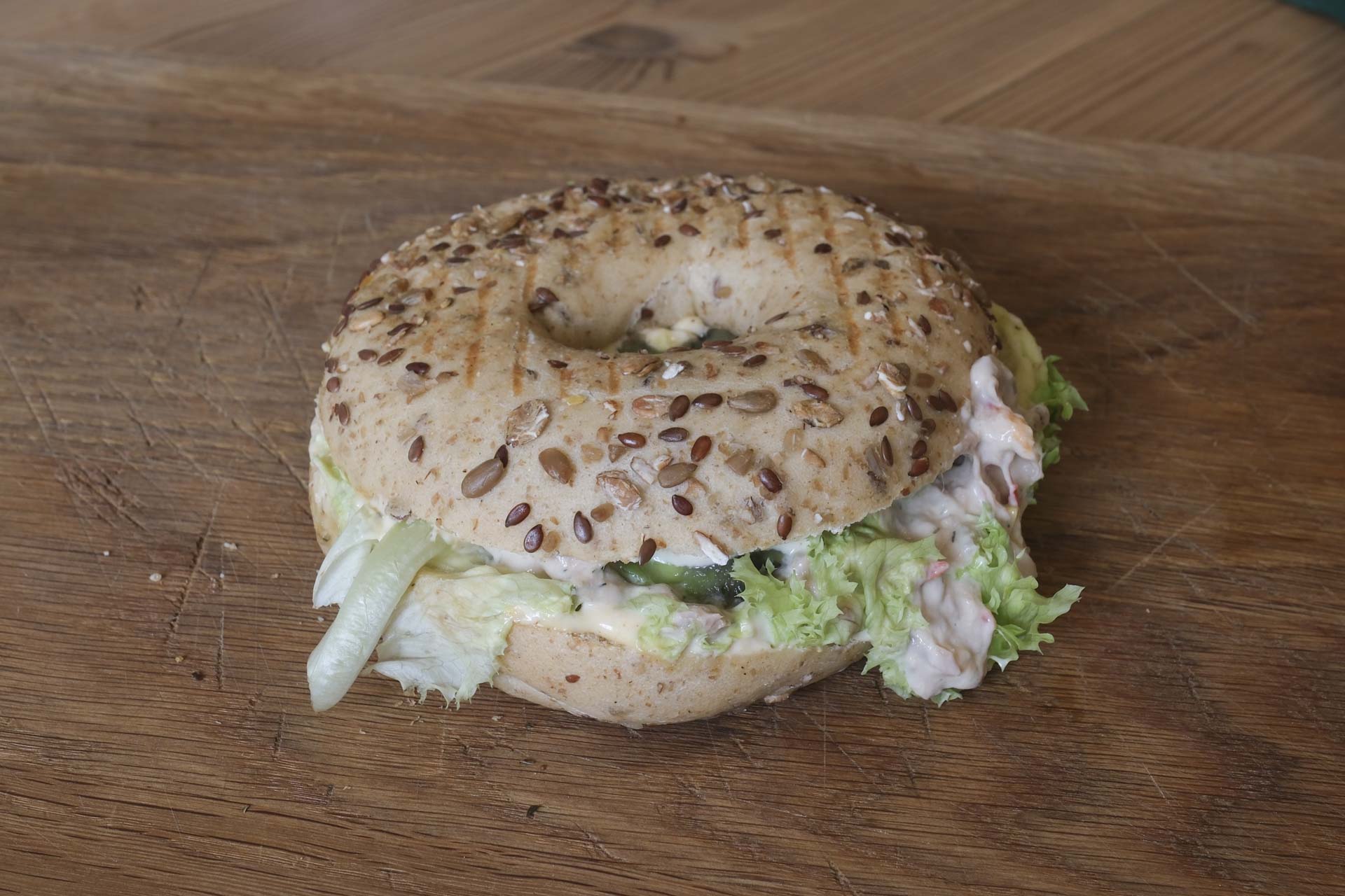 En bagel med tun fra Toasted Sandwich & Bagel