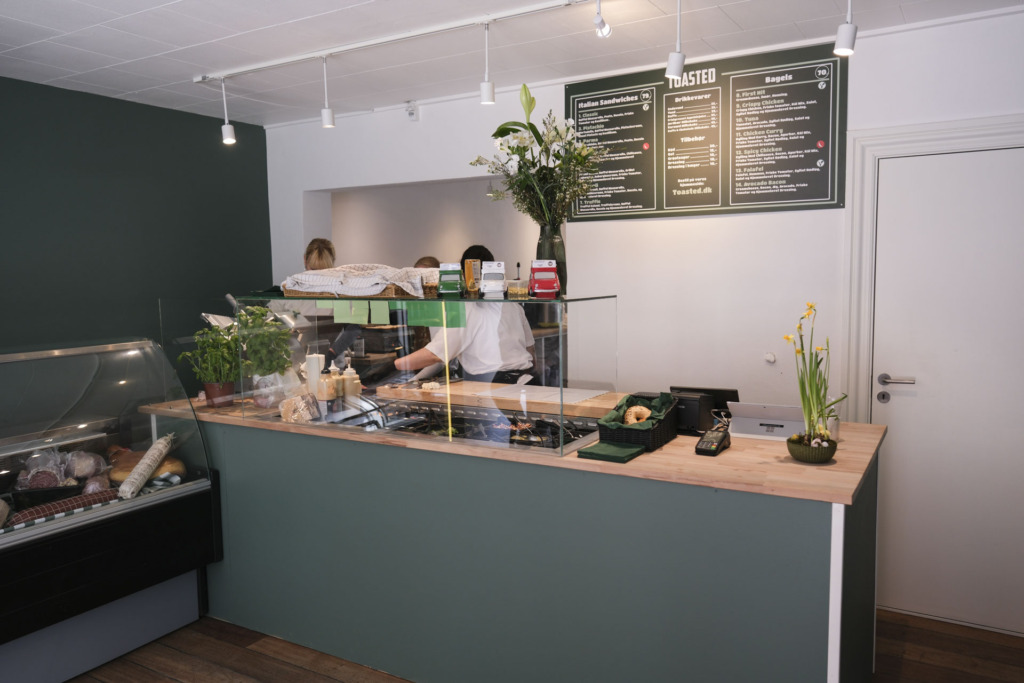 Her bestiller man sin mad hos Toasted Sandwich & Bagel på Trøjborg