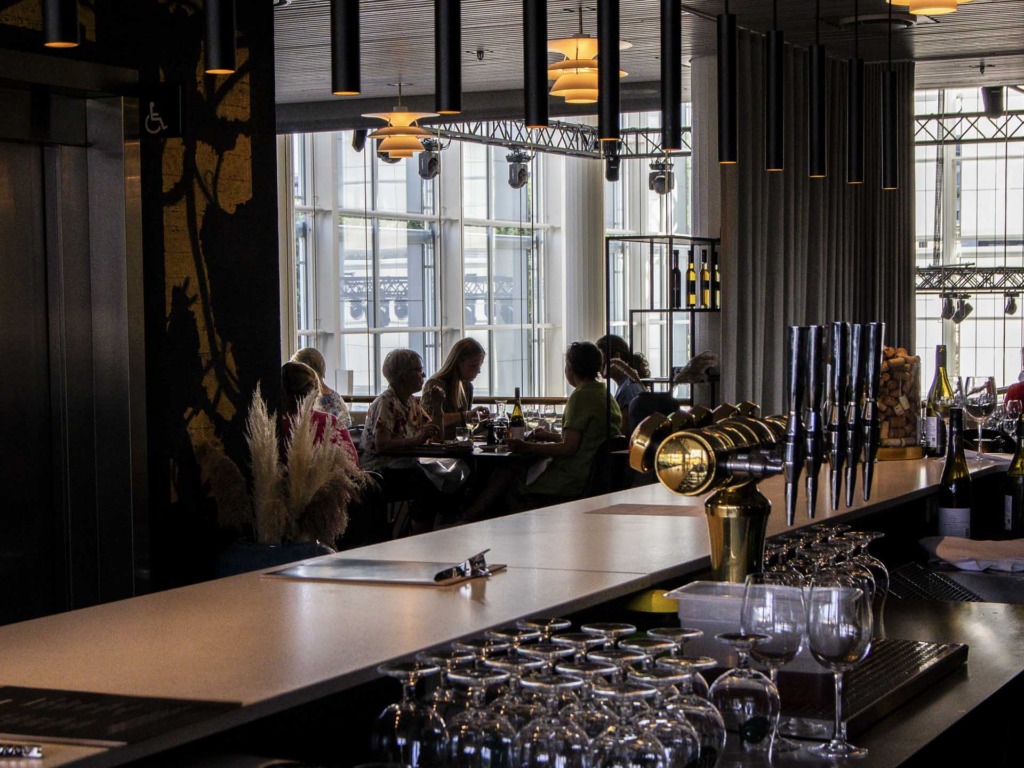 Restaurant Maestro ligger på 1. sal i foyeren i Musikhuset Aarhus med udsigt til Musikhusparken.