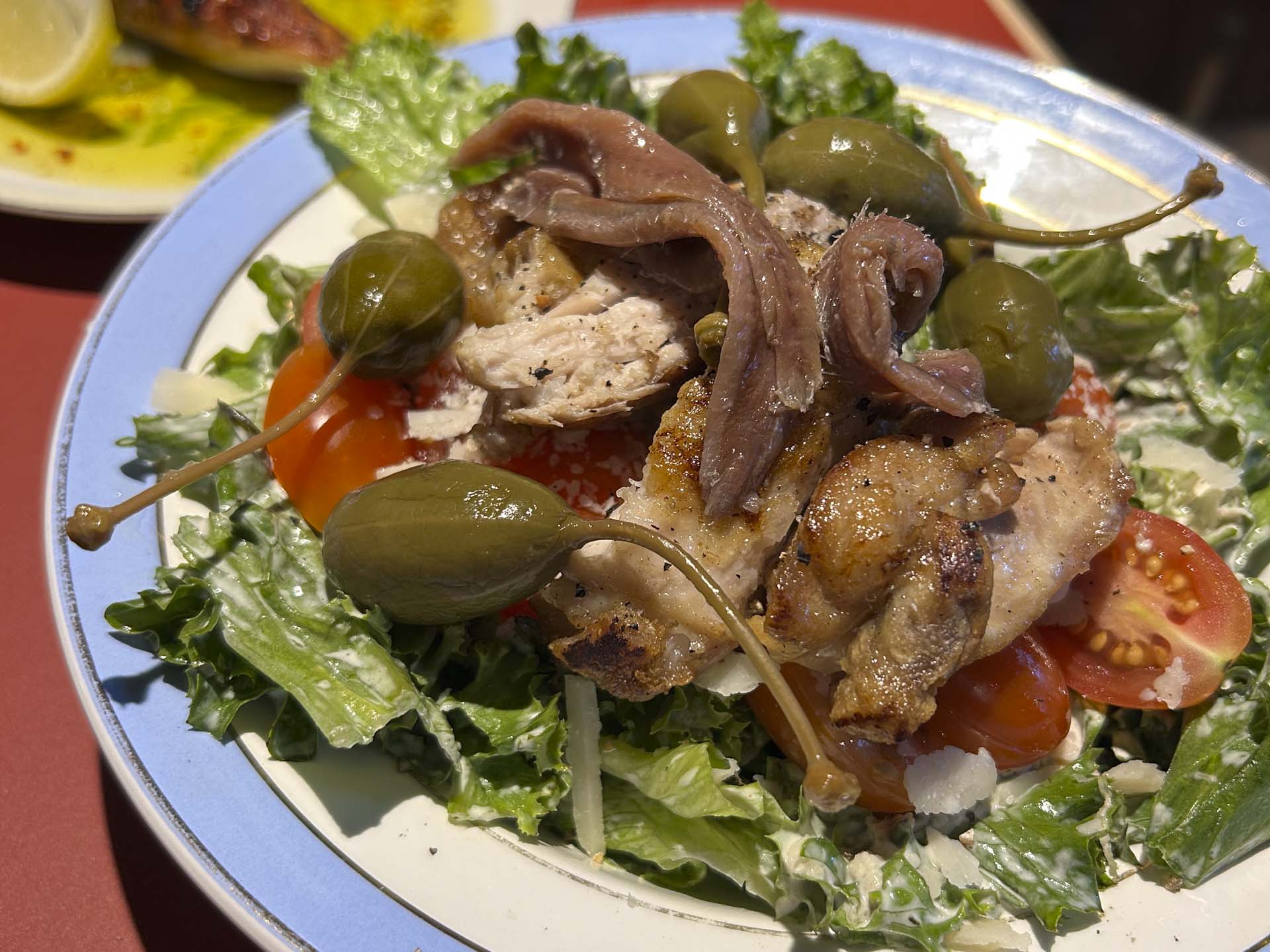 Vores salat var heldigvis med store stykker kyllingelår, der smagte godt, selvom de var stegt til den tørre side.