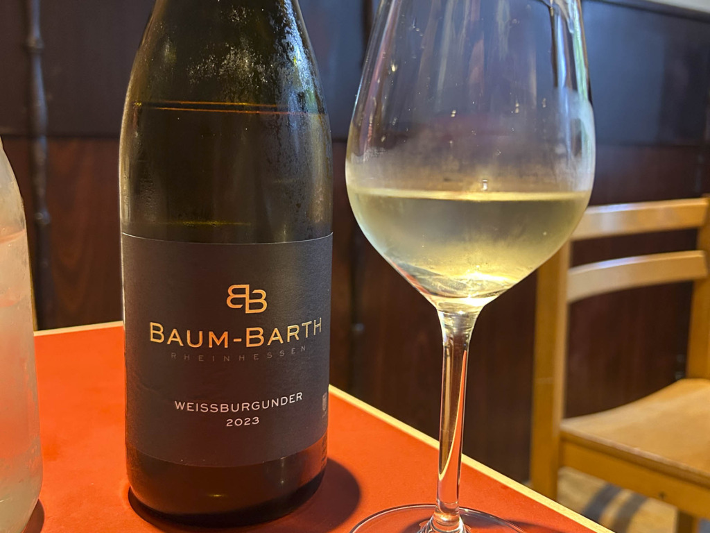 Flaske Baum-Barth og glas hvidvin hos Boule i Aarhus
