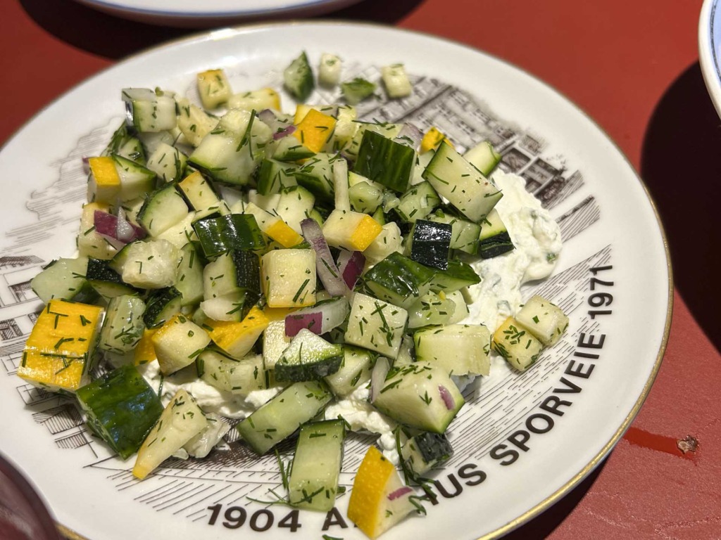 Salat med agurk og gul peberfrugt hos Boule i Aarhus