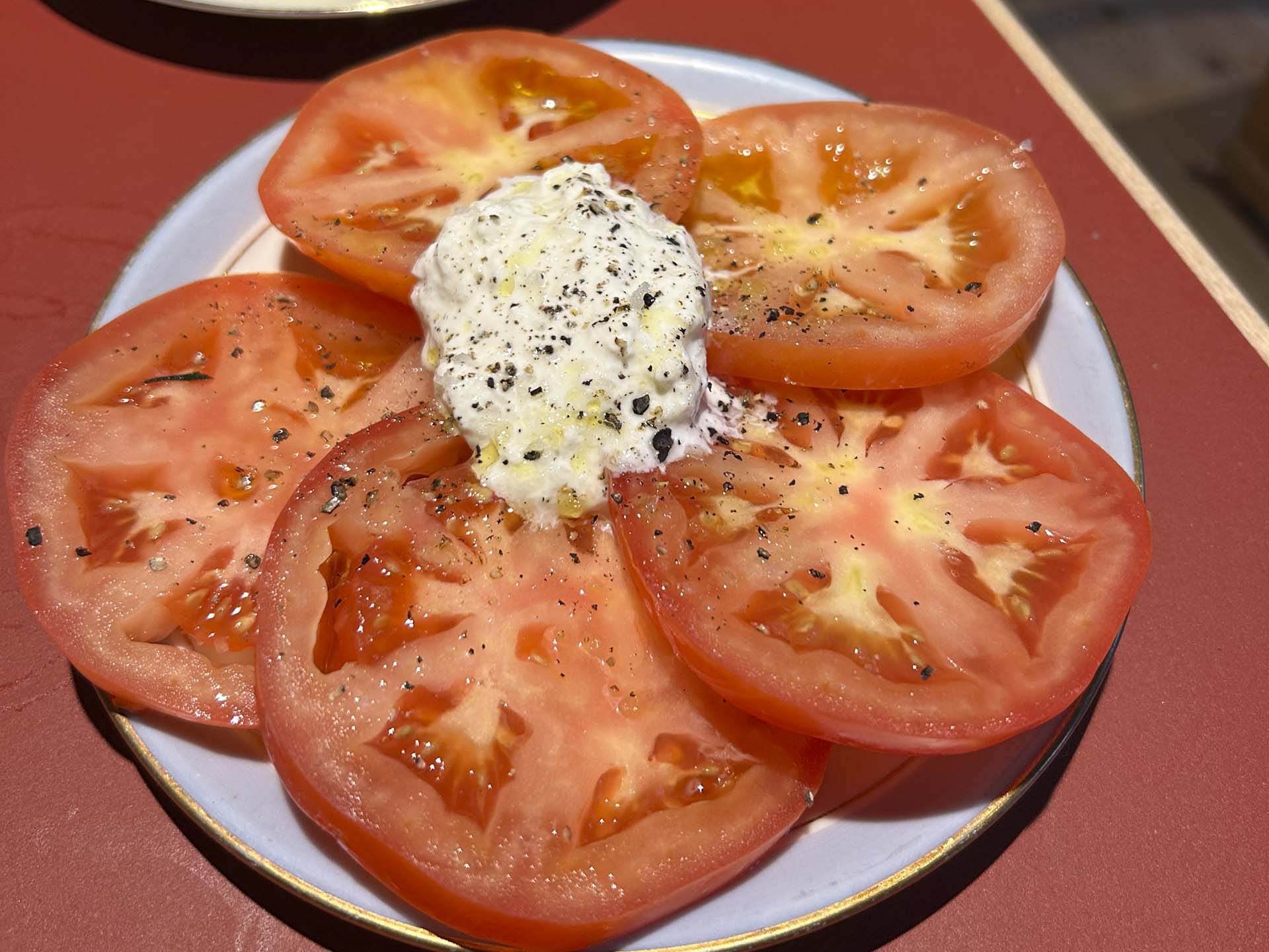 Her er tomater fra markedet. Fem blegrøde skiver, hvoraf en var med hård stilk i midten, til den nette sum af 75 kr.