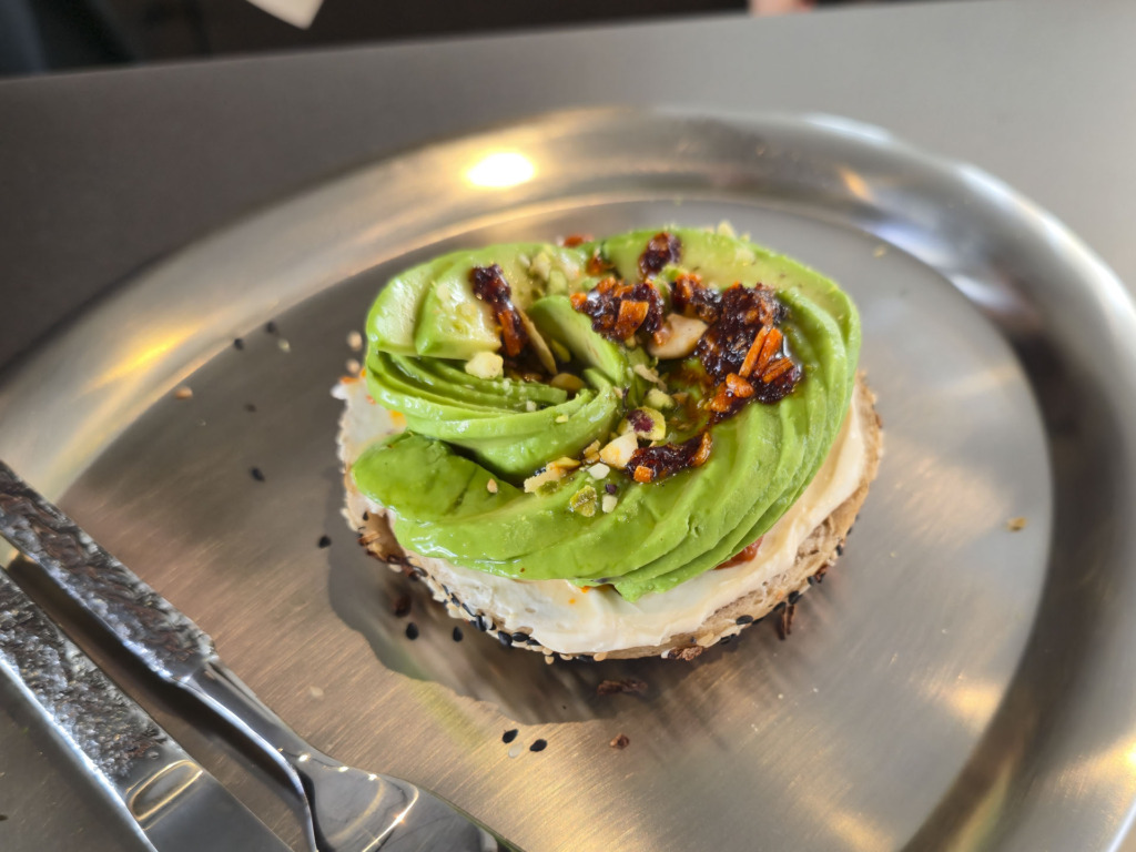 En bagel hos Hakkō i Mejlgade.