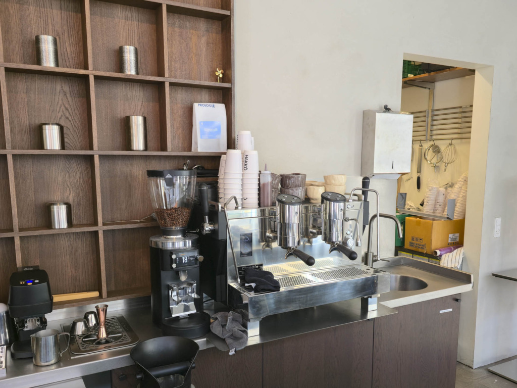 Den store kaffemaskine hos Hakkō i Mejlgade.