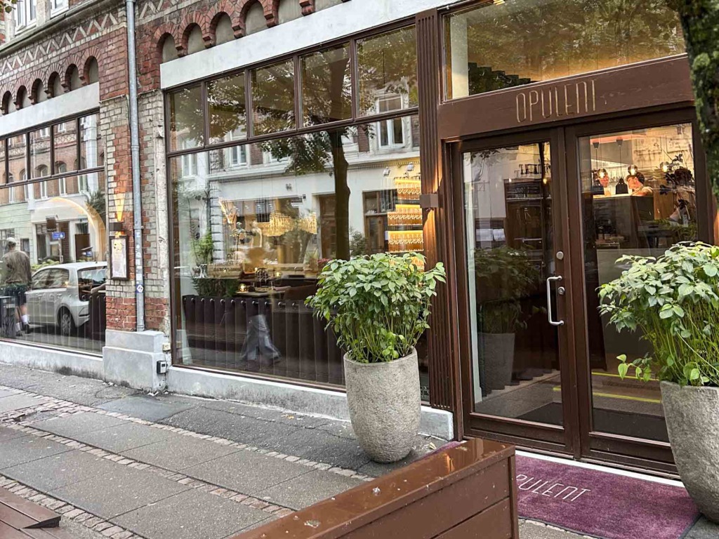 Her ser vi indgangen til Opulent i Aarhus C.