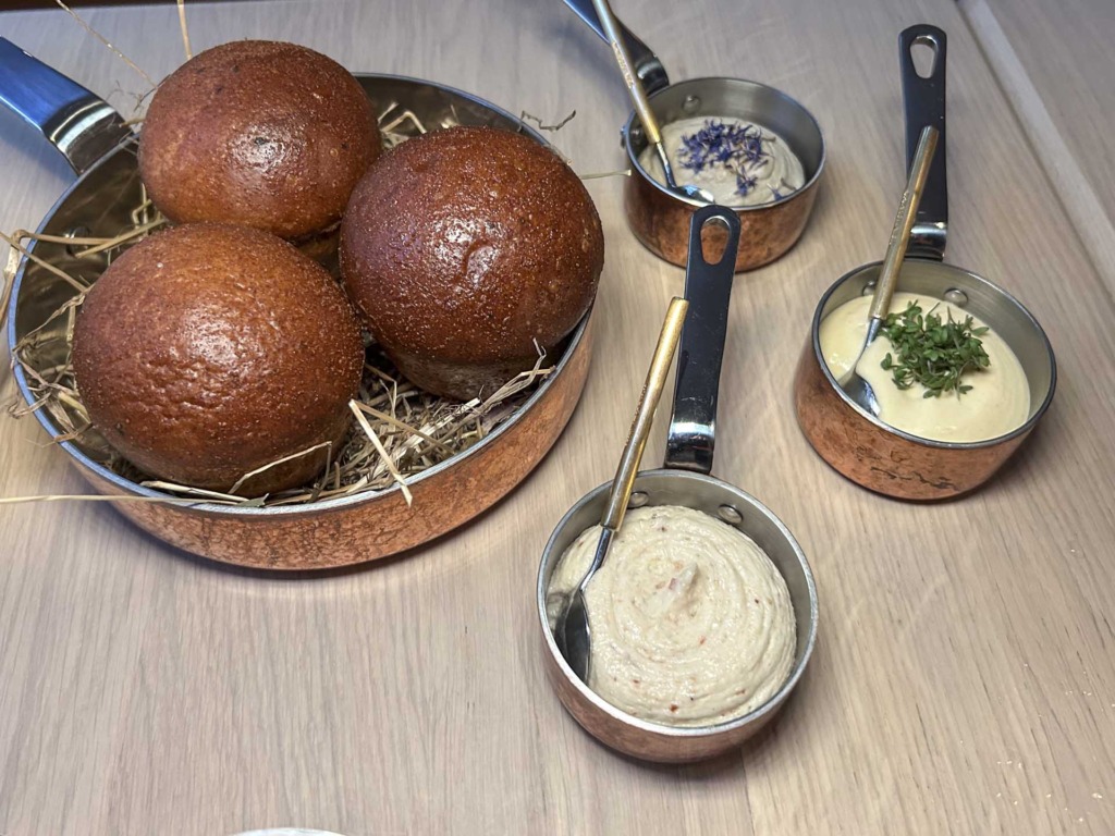 Den fede andelever stod fremragende med krydderkiksen, og brioche havde det selvsagt godt i selskab med den fortættede puré af knoldselleri.