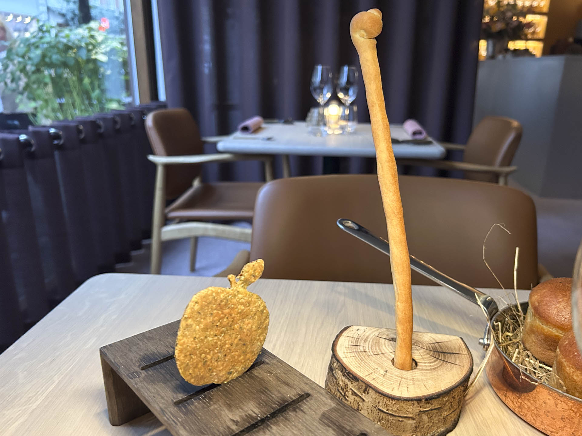 En grissini-lignende pind og en krydret kiks, præsenteret som æbleskive
