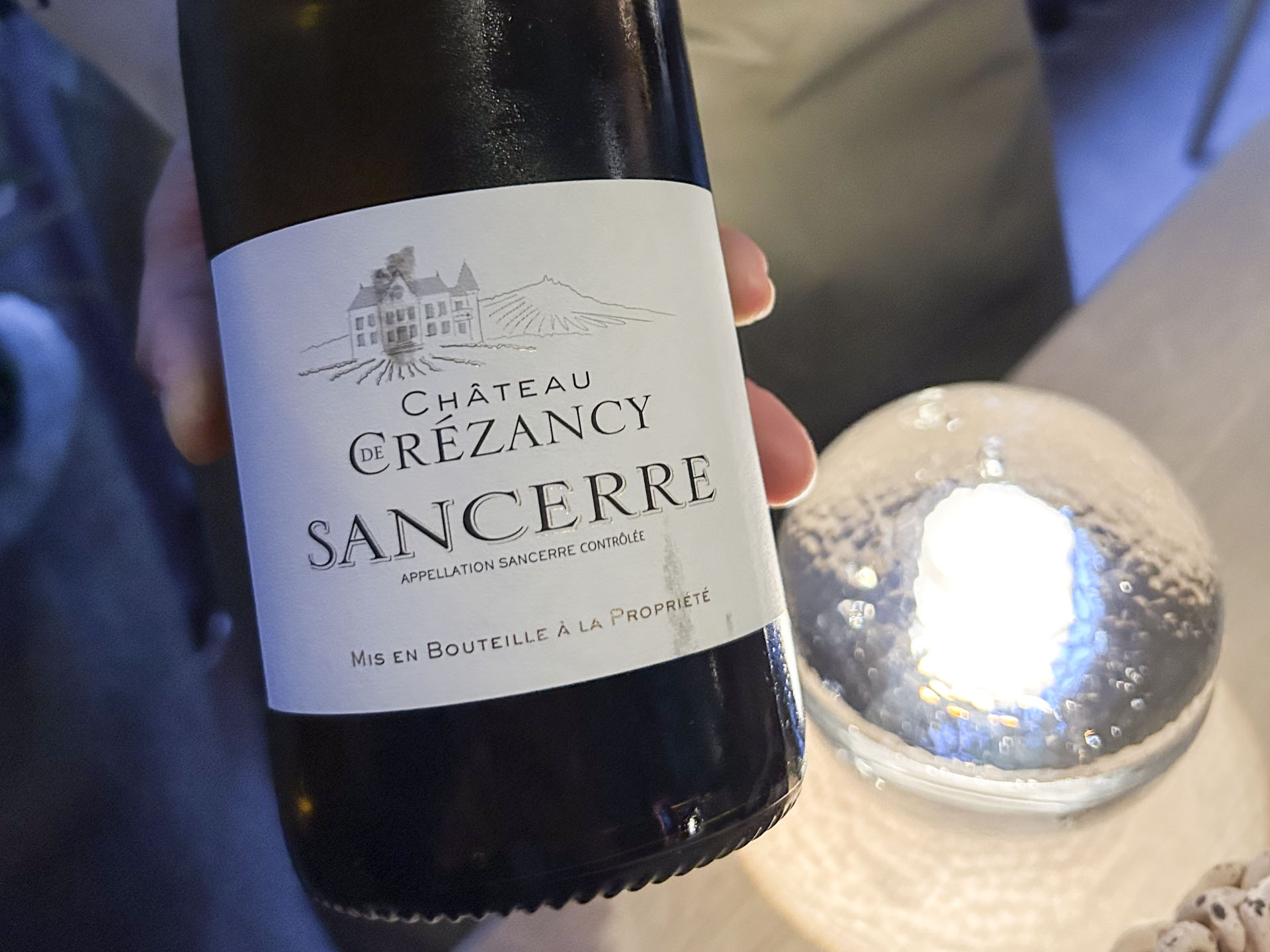 I glasset var der pivung, frisk Sancerre 2024, og vinens noter af vådt græs og sart, akkurat moden hyldeblomst stod i fornem balance med maden.
