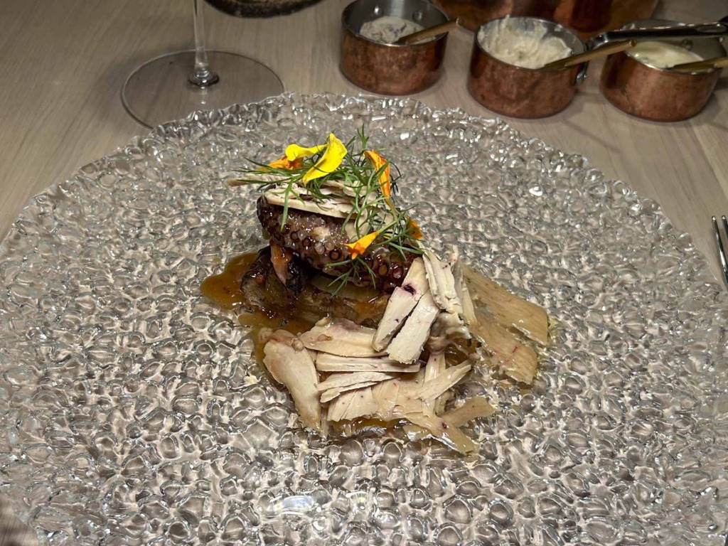 På en bund af fennikel i salt version af tarte tatin lå en henrivende mør blæksprutte, overhældt med smækker, appelsintilsmagt vermouthsauce, korn af koriander og sennep og generøse flager af foie gras