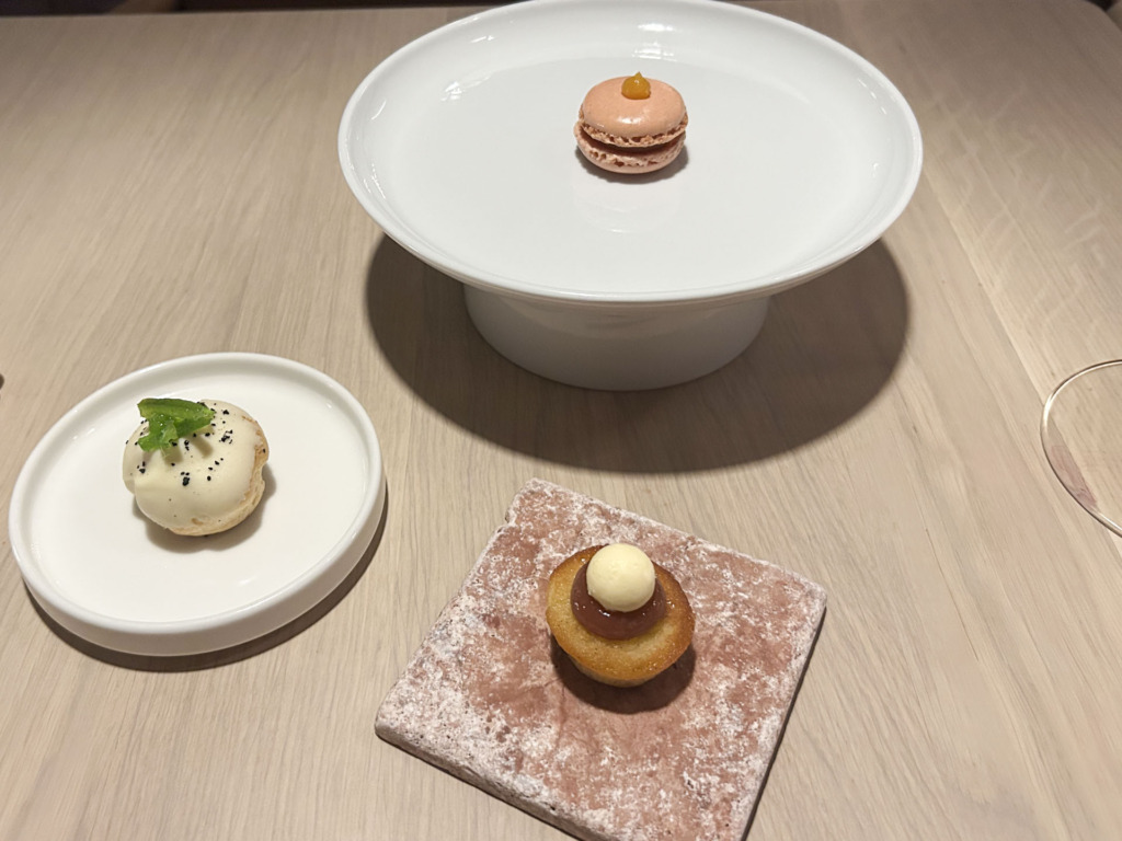 Opulents petit fours bestod desuden af en vandbakkelse med generøse mængder vaniljecreme og lakridsstøv.