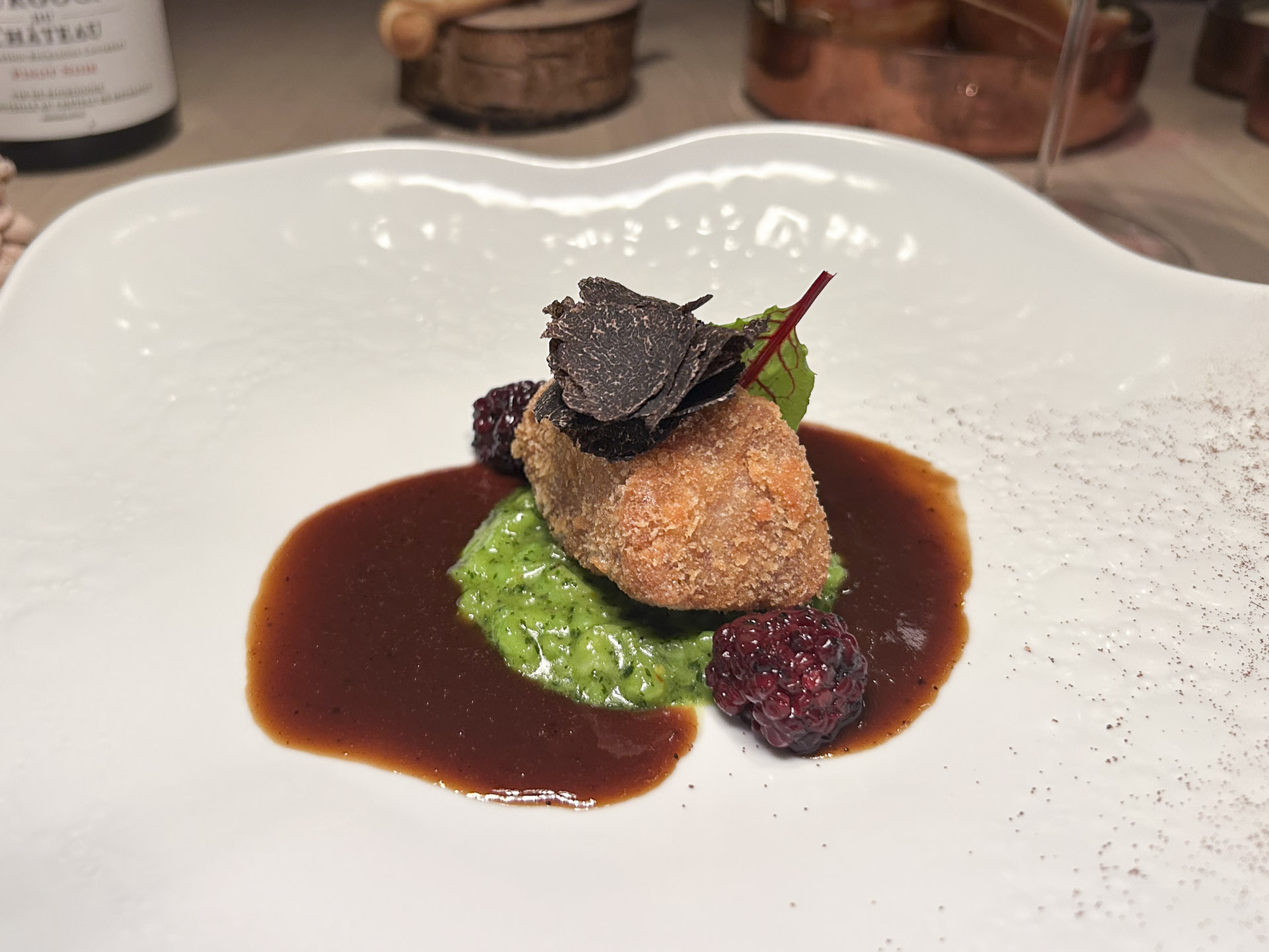 En pankofriteret nugget af rosa kalvebrissel befandt sig trygt på leje af persillerisotto med bid hos Opulent i Aarhus C.