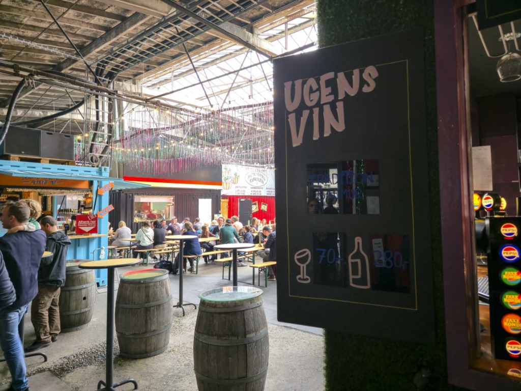 Vinbaren hos Aarhus Street Food ligger meget centralt