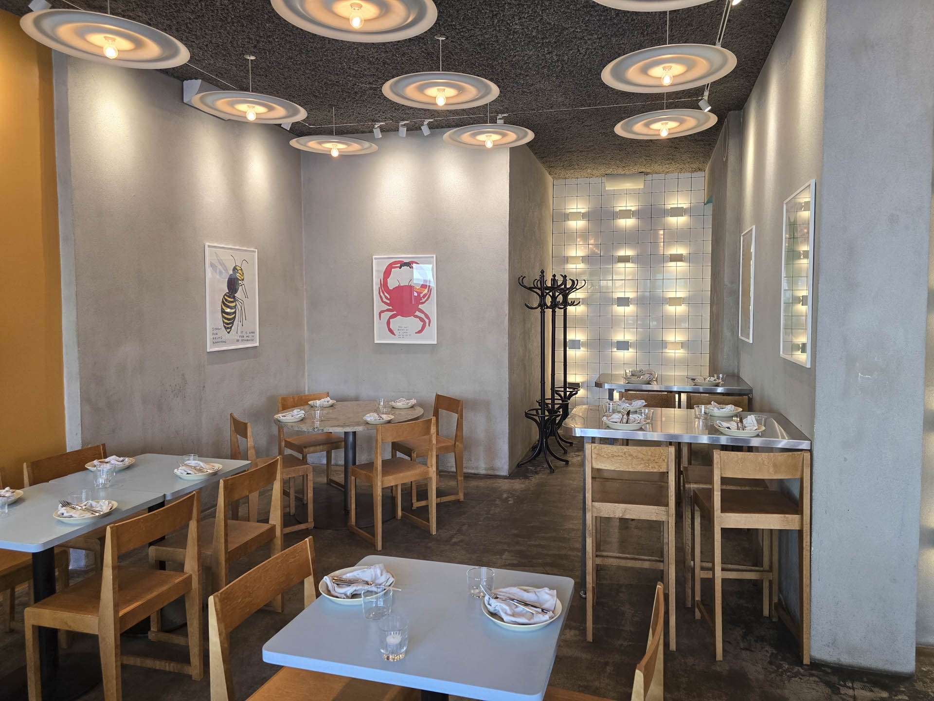 Indretningen for første booking ankommer hos Bermuda i Jægergårdsgade.