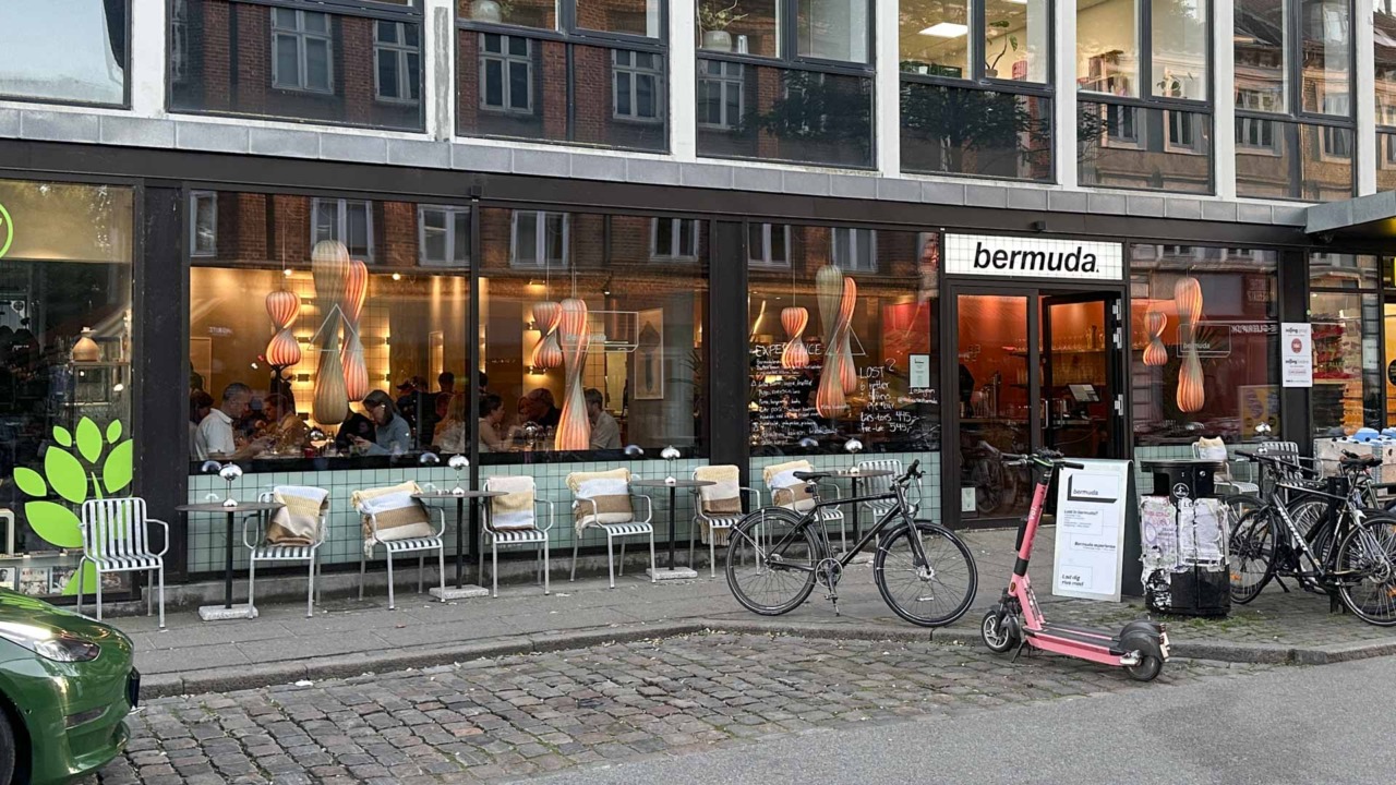 Bermuda i Jægergårdsgade set udefra gaden af.