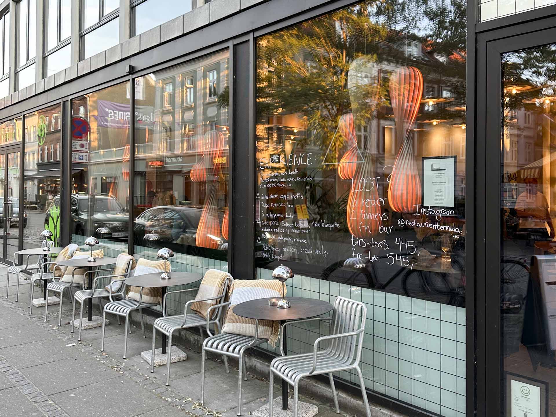 Der er noget hyggeligt at sidde her på fortovet hos Bermuda i Jægergårdsgade