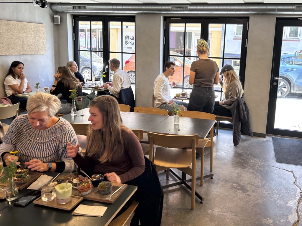 De første gæster hos Emma Emma.