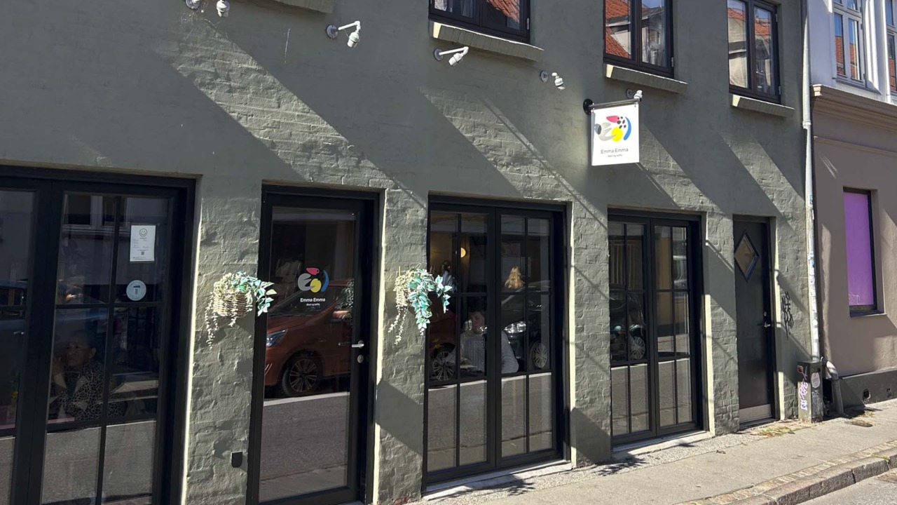 Emma Emma set udefra vejen af.