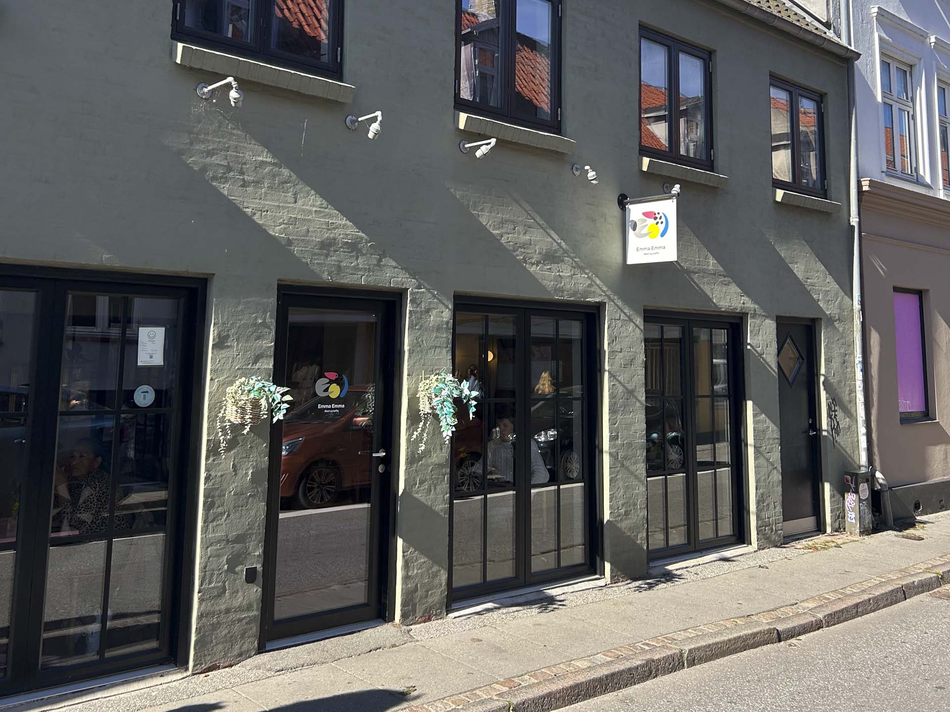 Emma Emma set udefra vejen af.